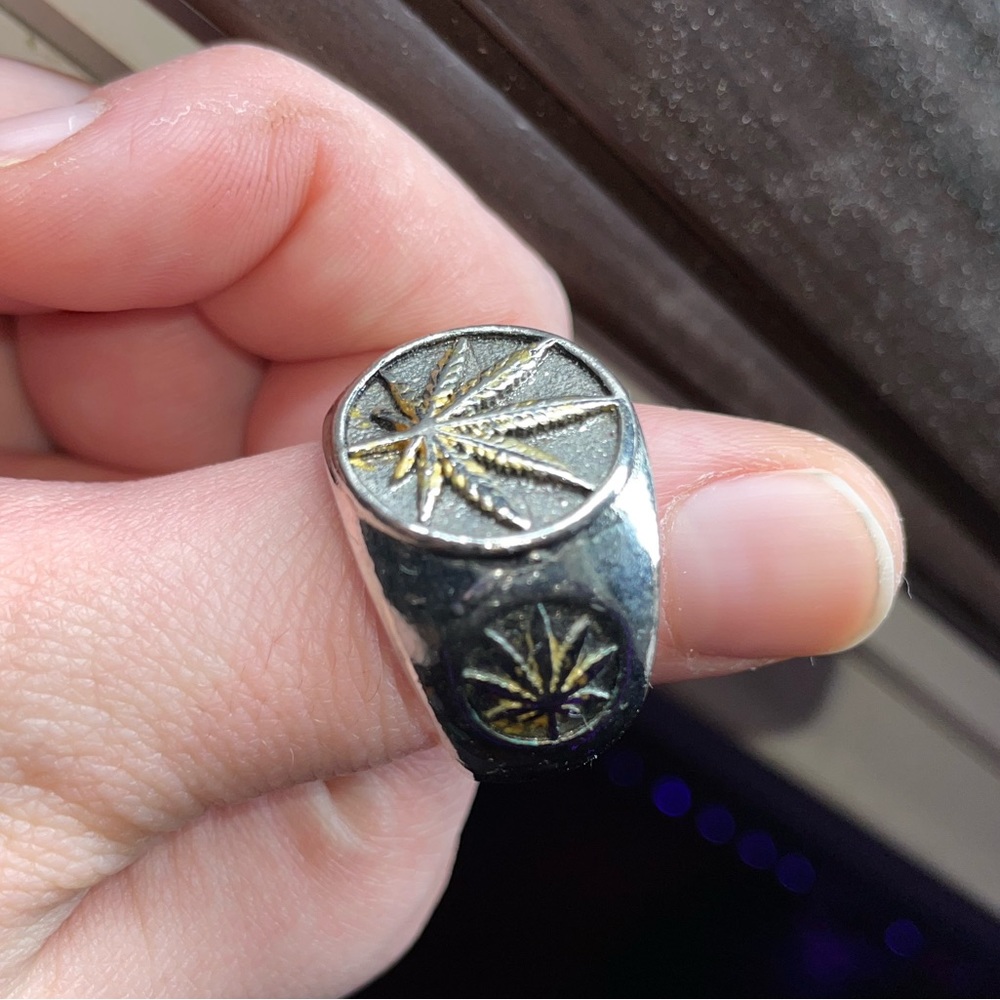MENS (🍃FRIENDLY) ring. Silver (gold) Unsure of the exact size. LARGE